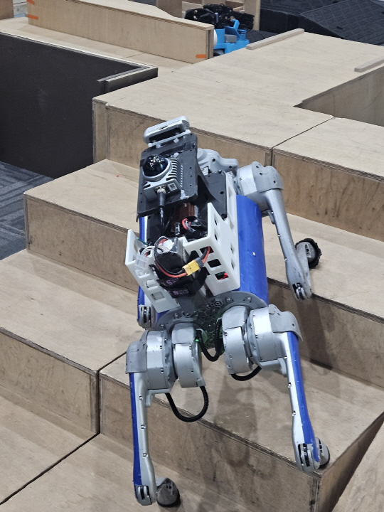 유로보틱스의 자율보행 제어기가 탑재된 사족보행로봇 '드림워커'가 나무 계단을 오르고 있다.